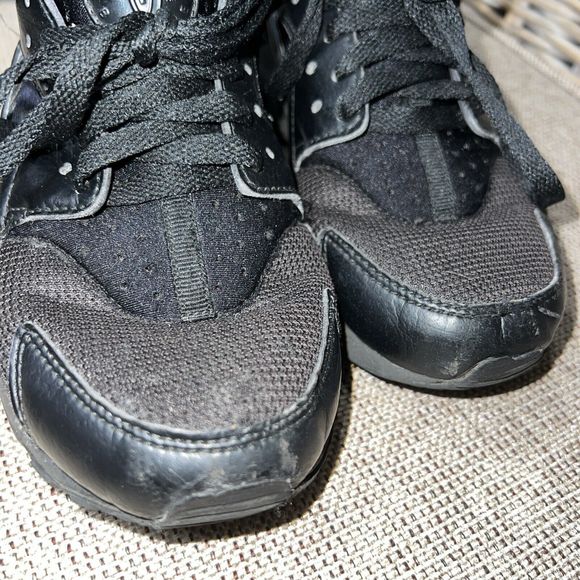 Size 4.5 Boys- Nike Huarache Run Low Triple Black Sneaker - Picture 3 of 8
